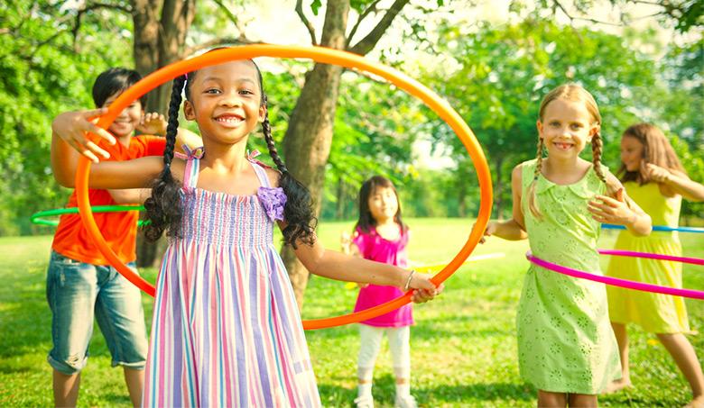 Kids-playing-with-hula-hoop-in-the-park